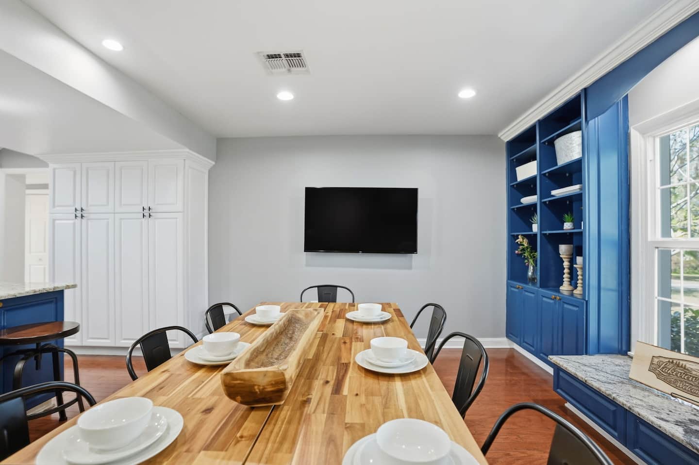 The dining area — Lakeview Estate