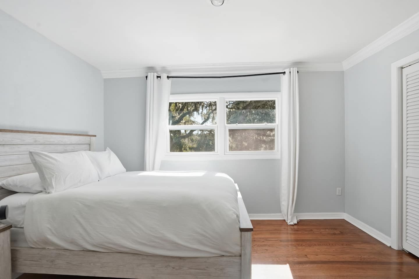 A bedroom — Lakeview Estate