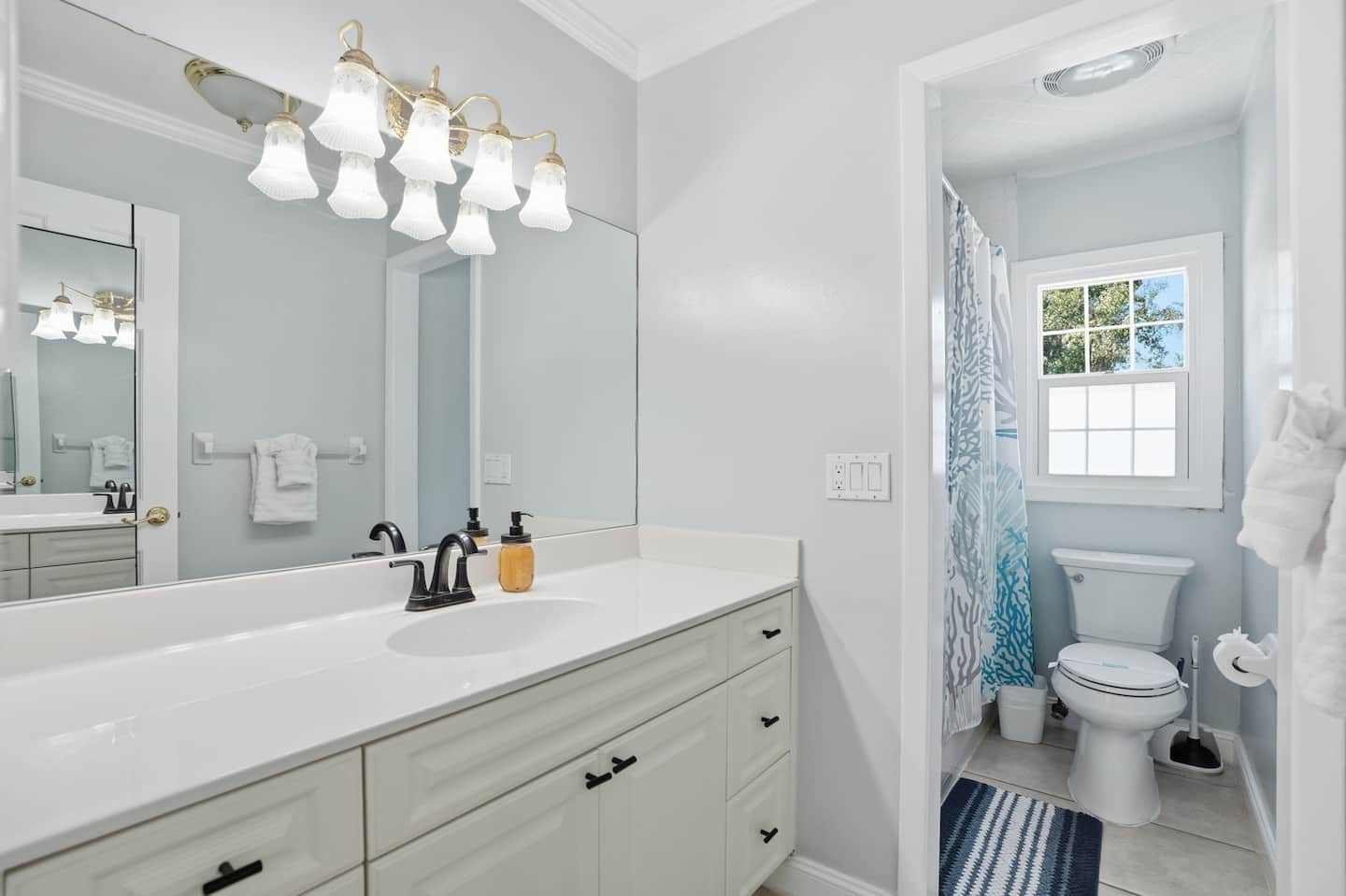 A bathroom — Lakeview Estate