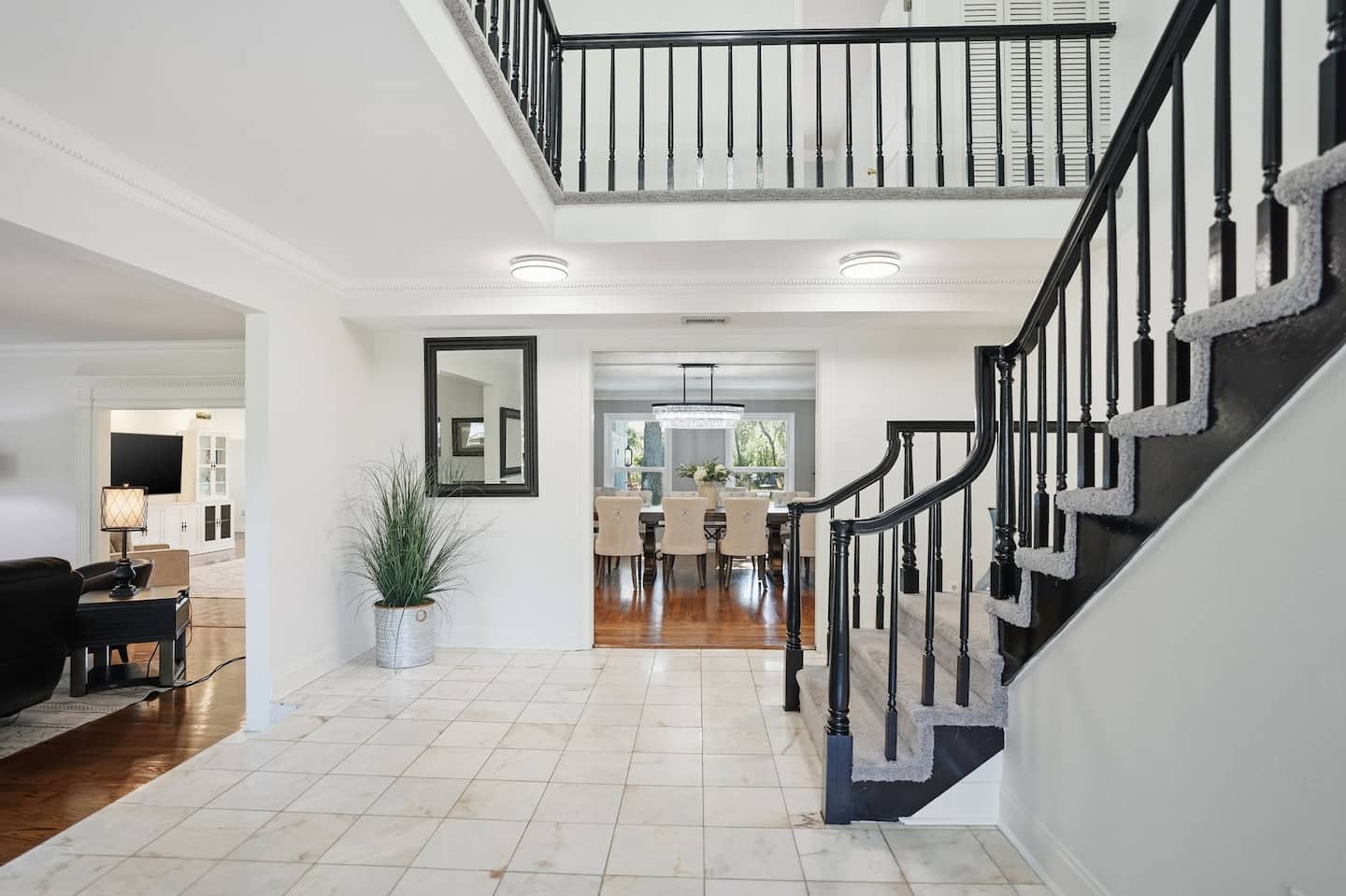 The entry hall — Lakeview Estate