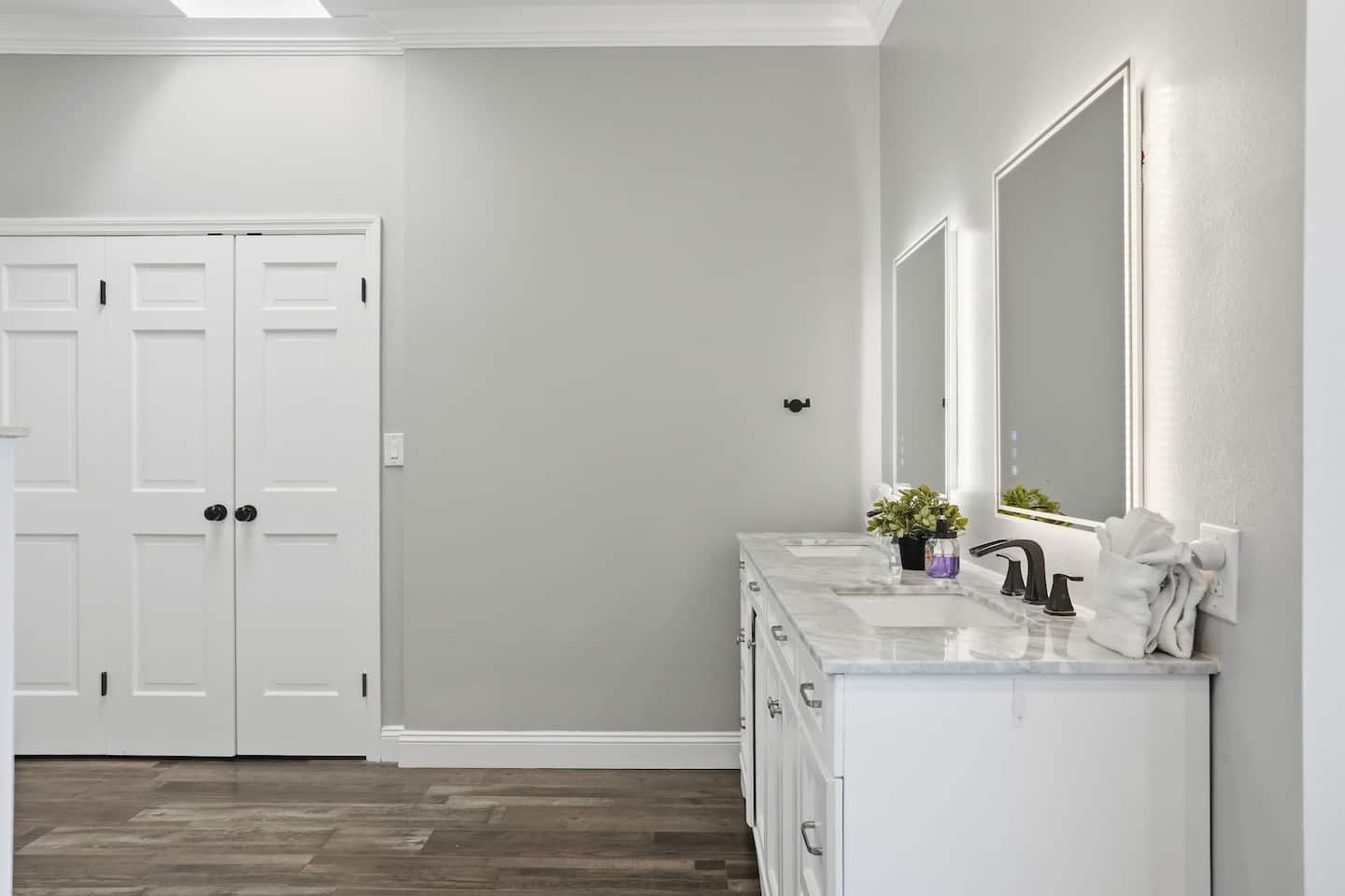 A bathroom — Lakeview Estate
