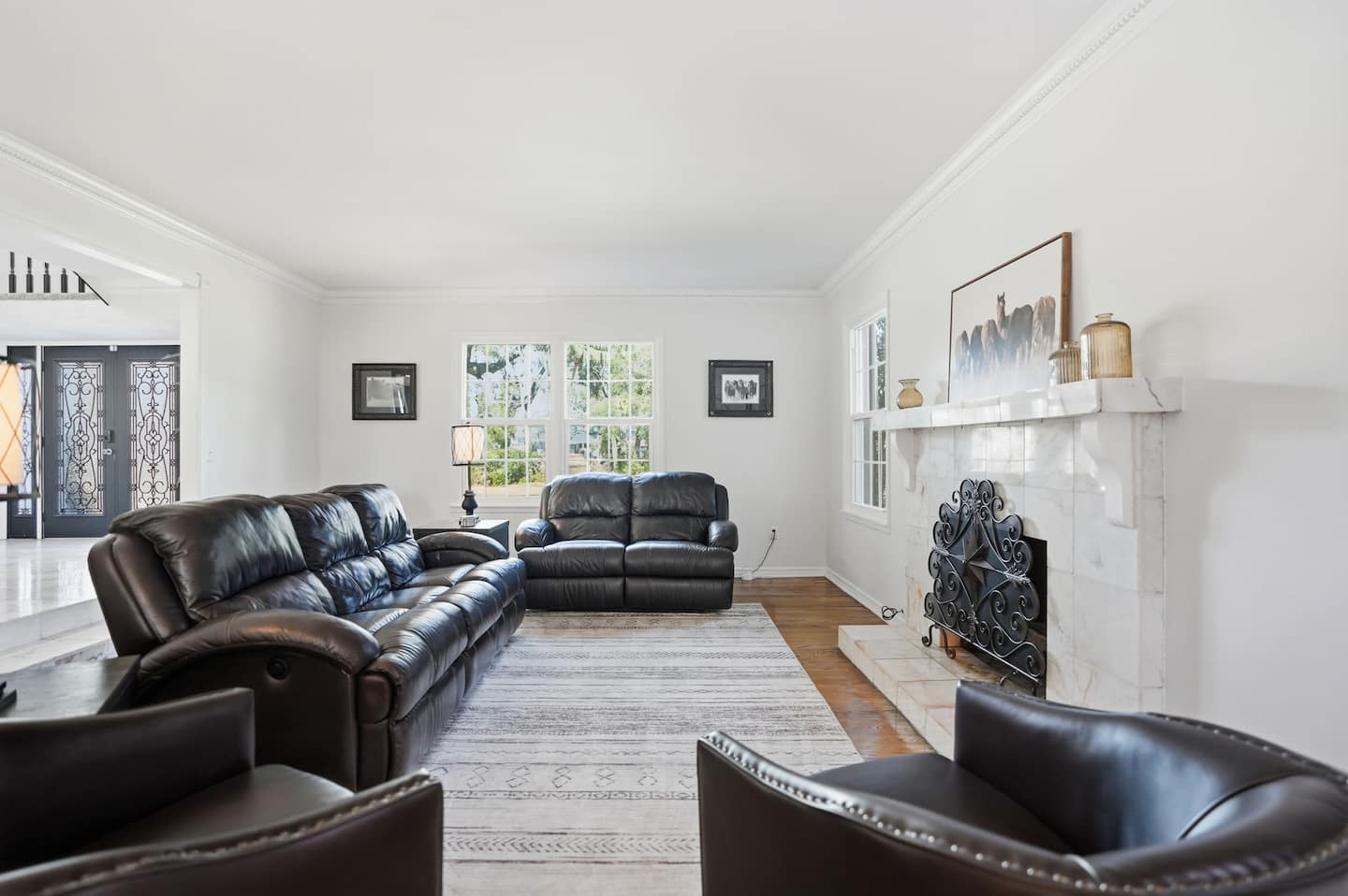 The sitting room — Lakeview Estate