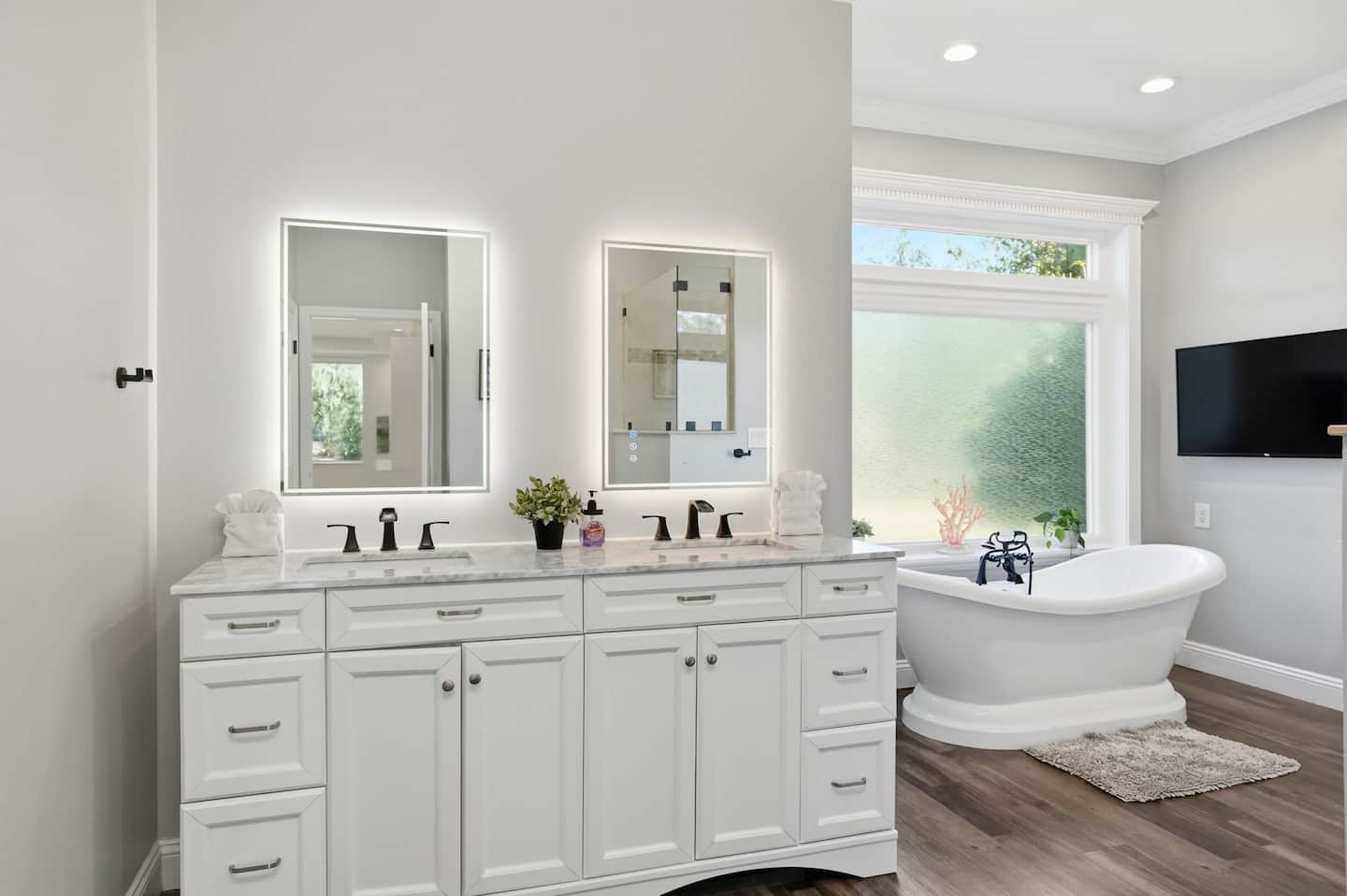 The primary bath — Lakeview Estate