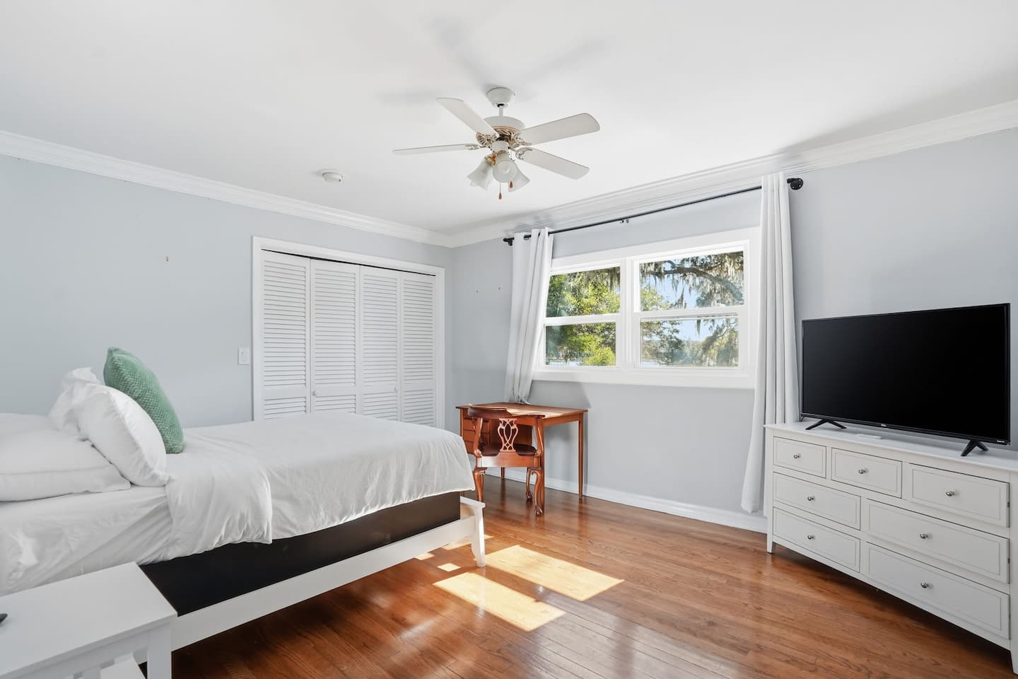A bedroom — Lakeview Estate