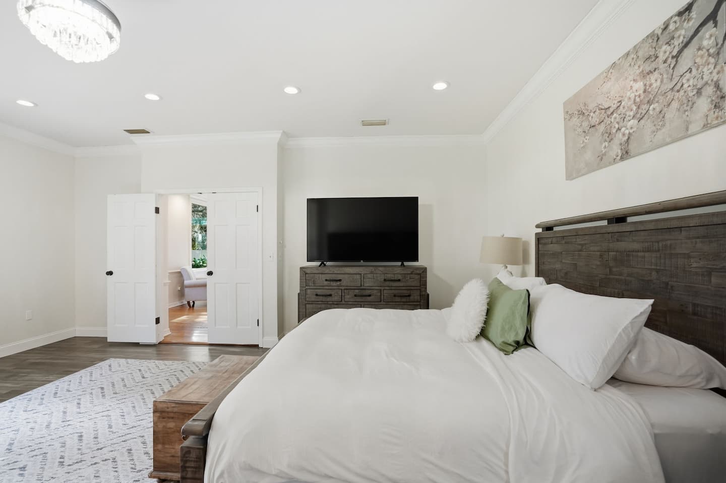 A bedroom — Lakeview Estate