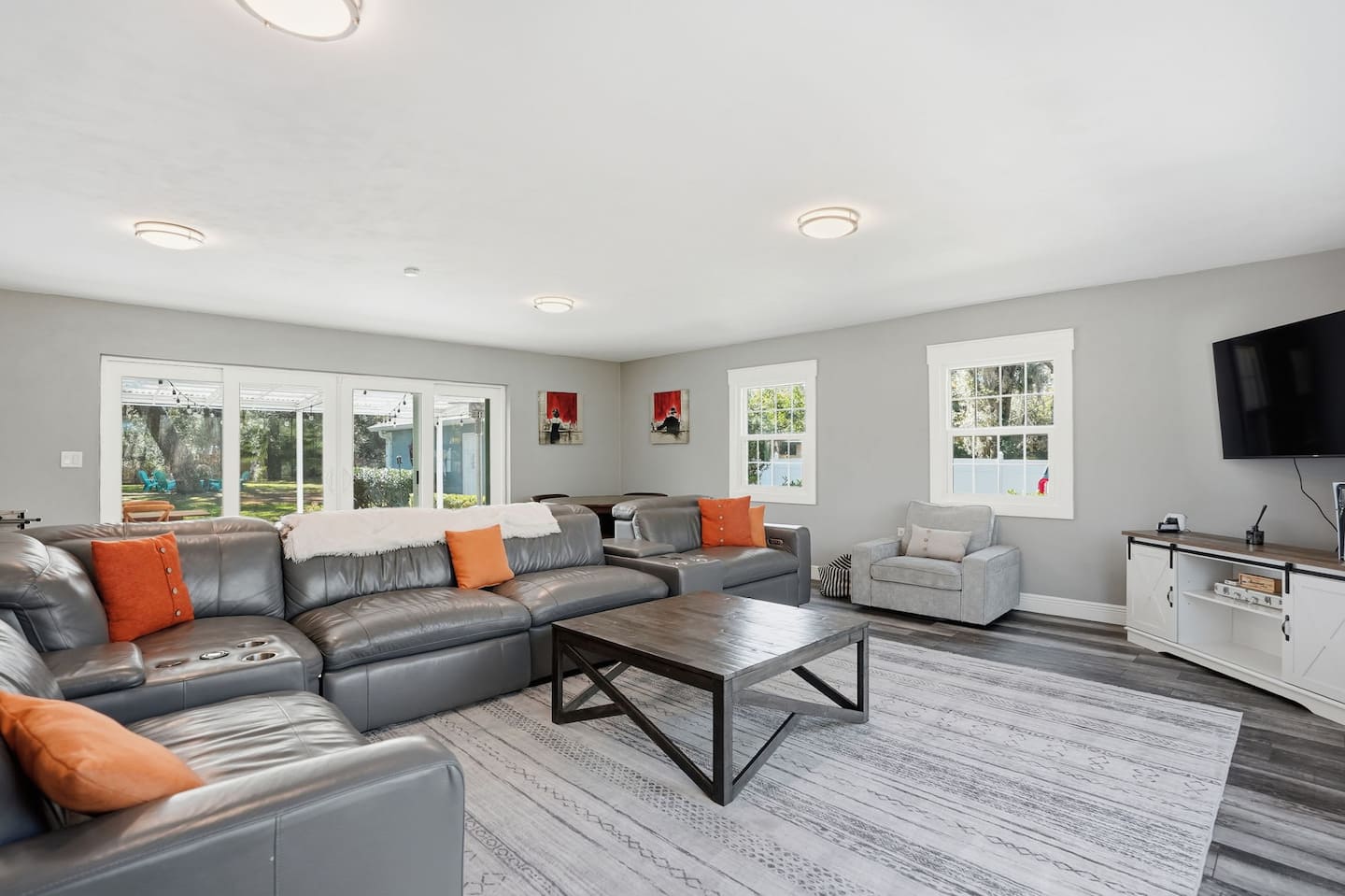 The family room — Lakeview Estate
