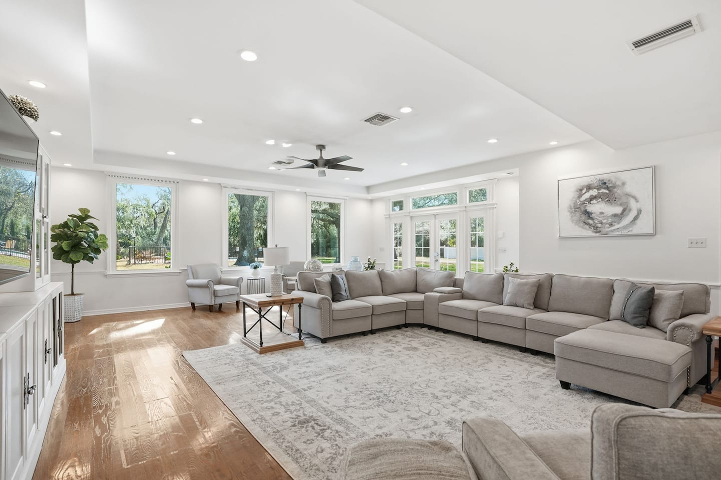 The great room — Lakeview Estate