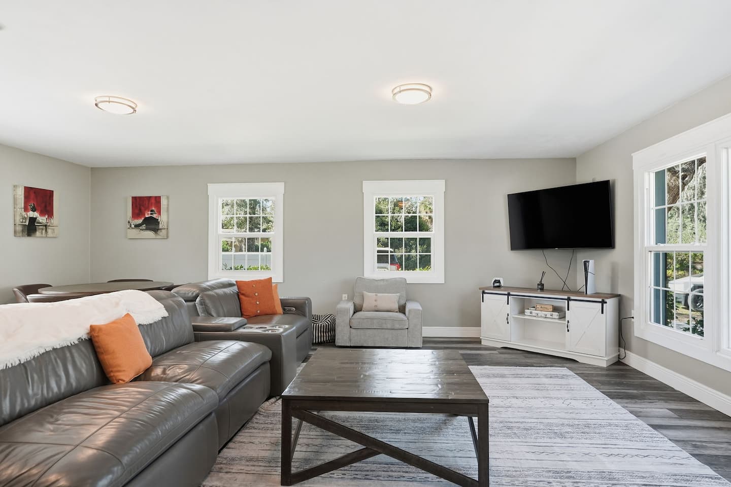 The family room — Lakeview Estate