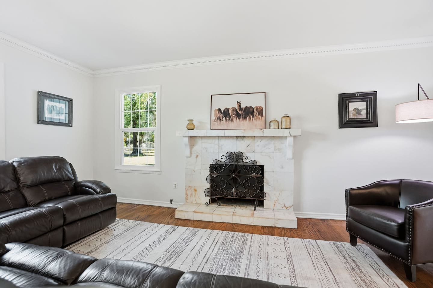 The sitting room — Lakeview Estate
