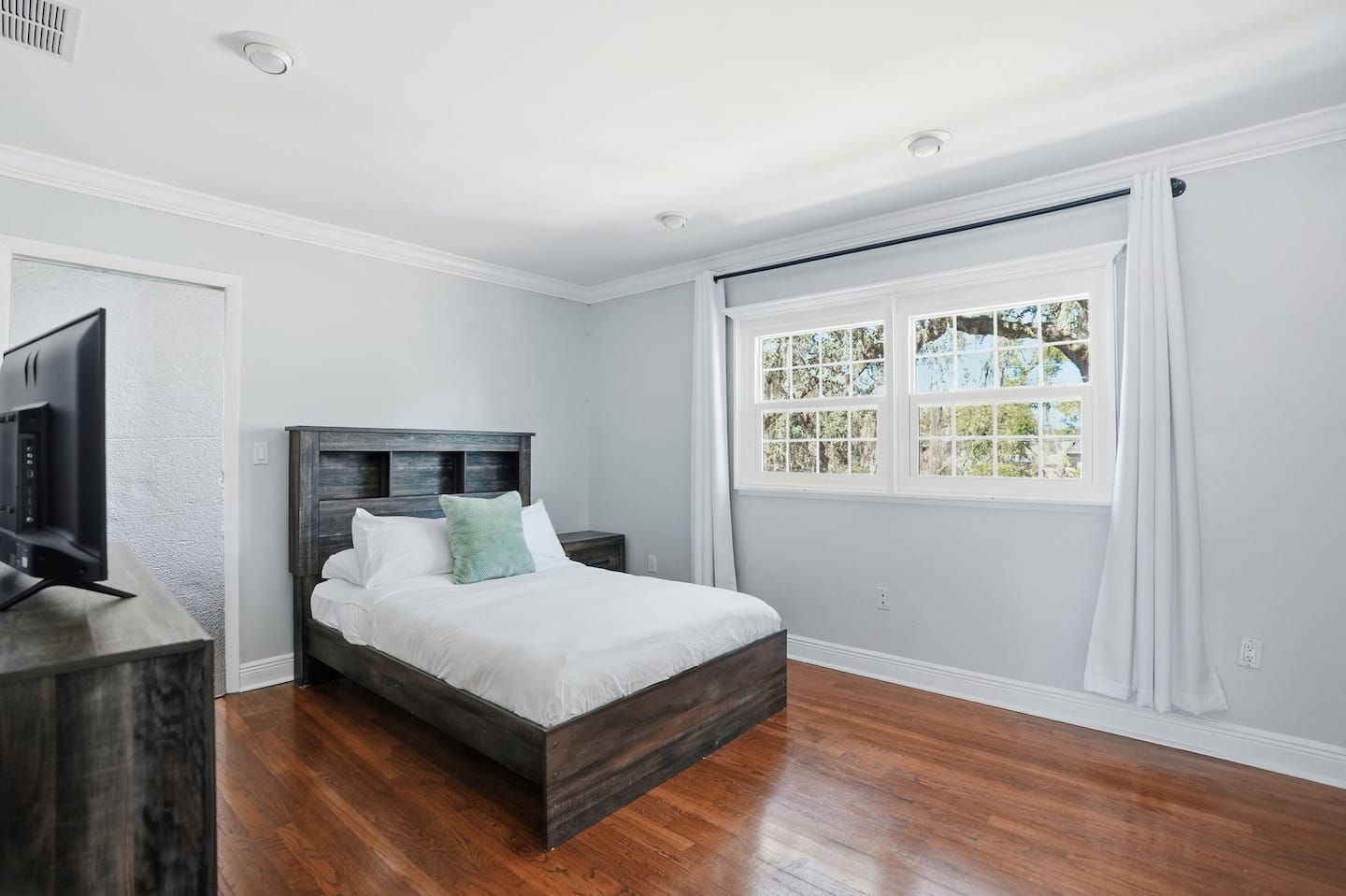 A bedroom — Lakeview Estate