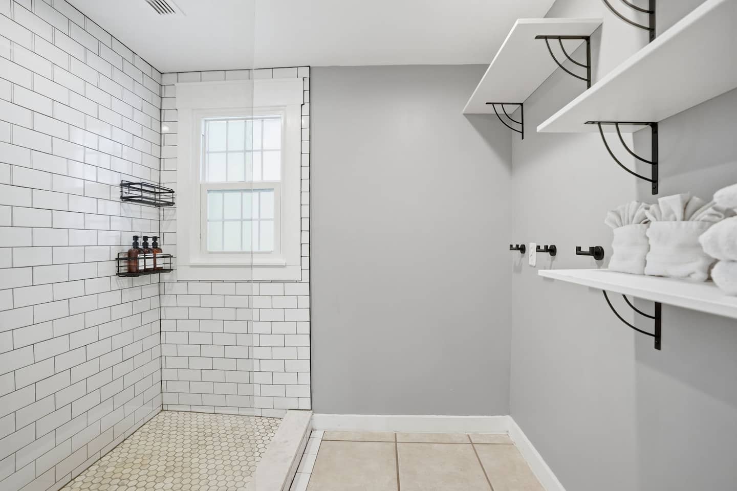 A bathroom — Lakeview Estate